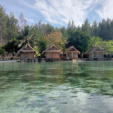 Coco Huts Guest House Waisai Exterior foto