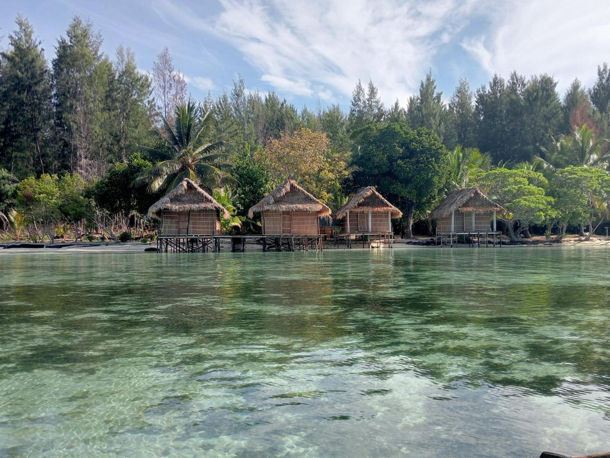 Coco Huts Guest House Waisai Exterior foto