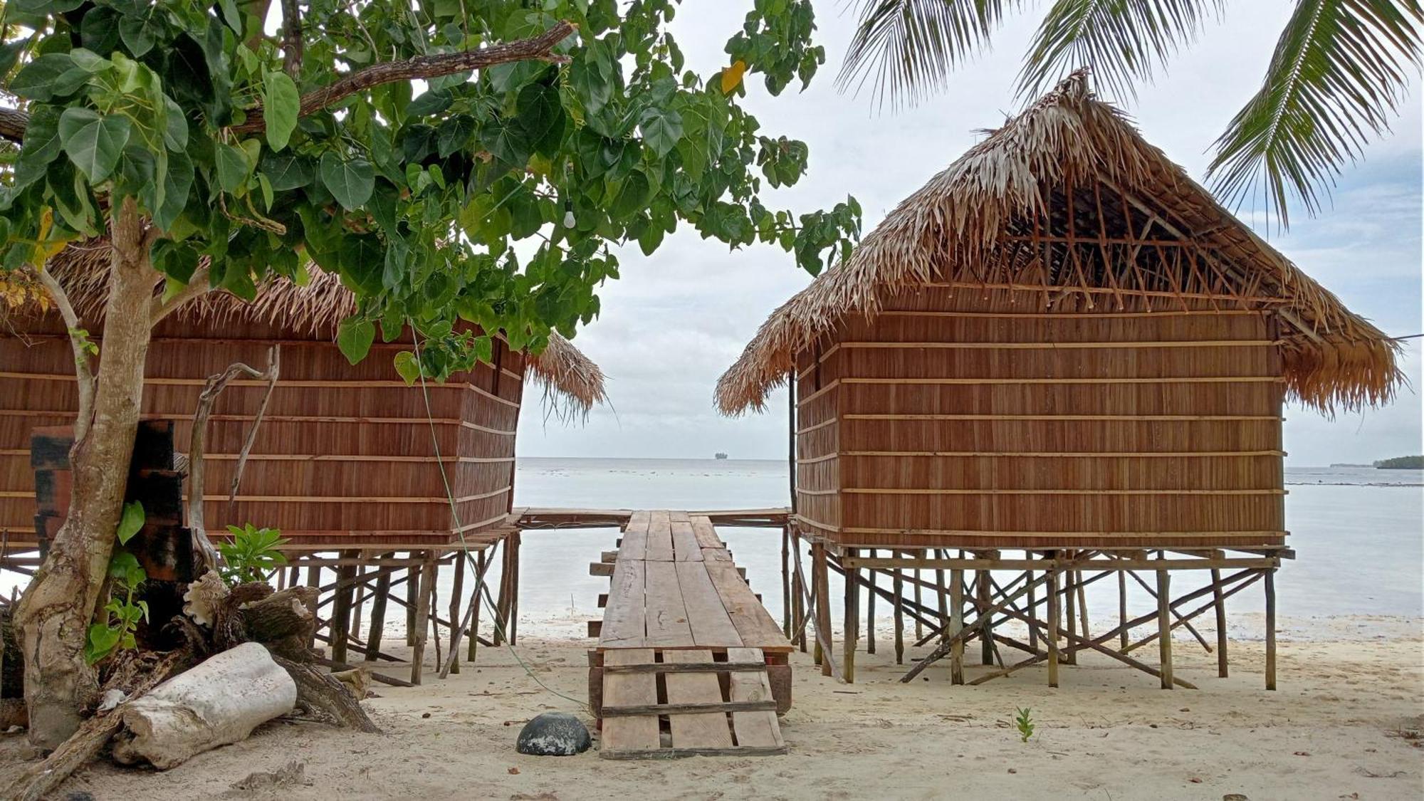 Coco Huts Guest House Waisai Exterior foto