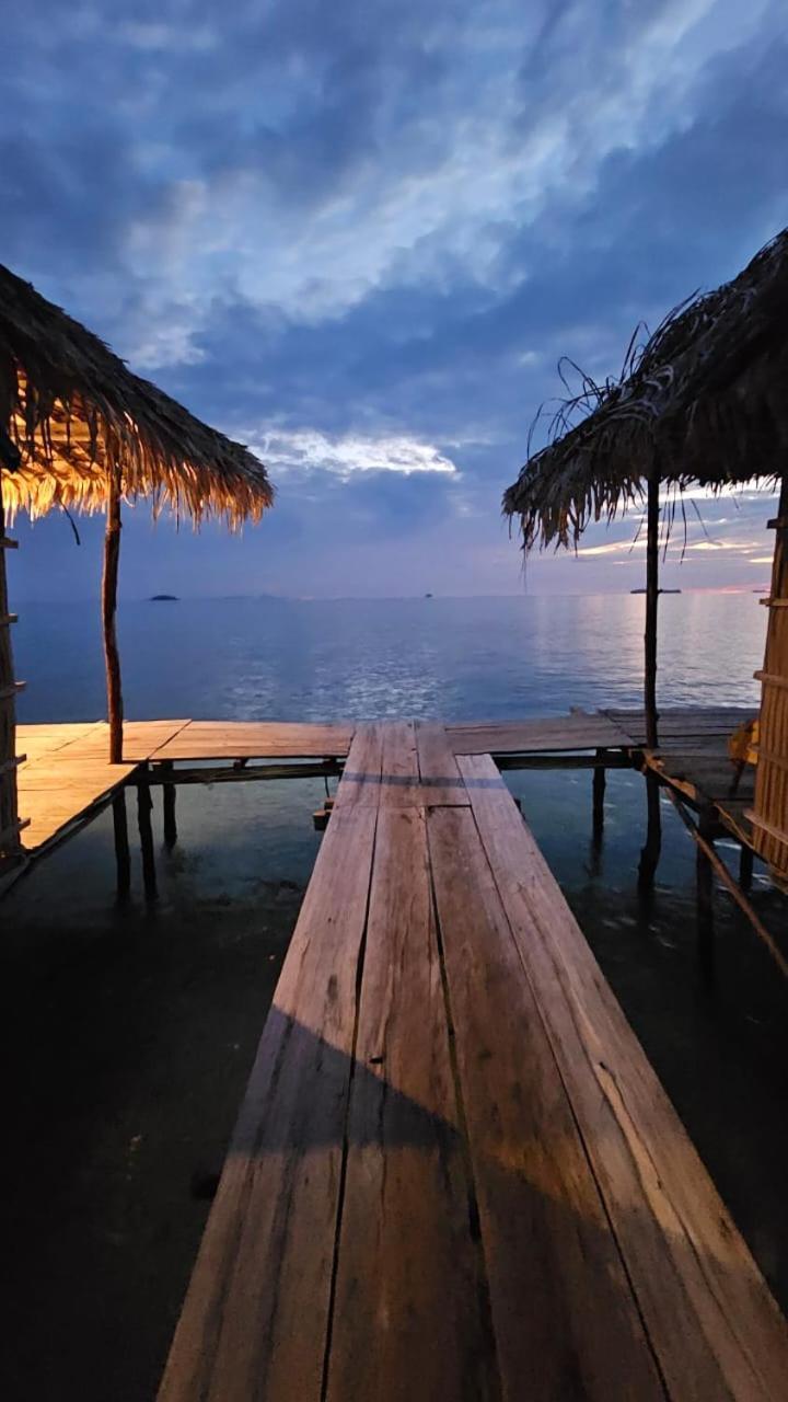 Coco Huts Guest House Waisai Exterior foto